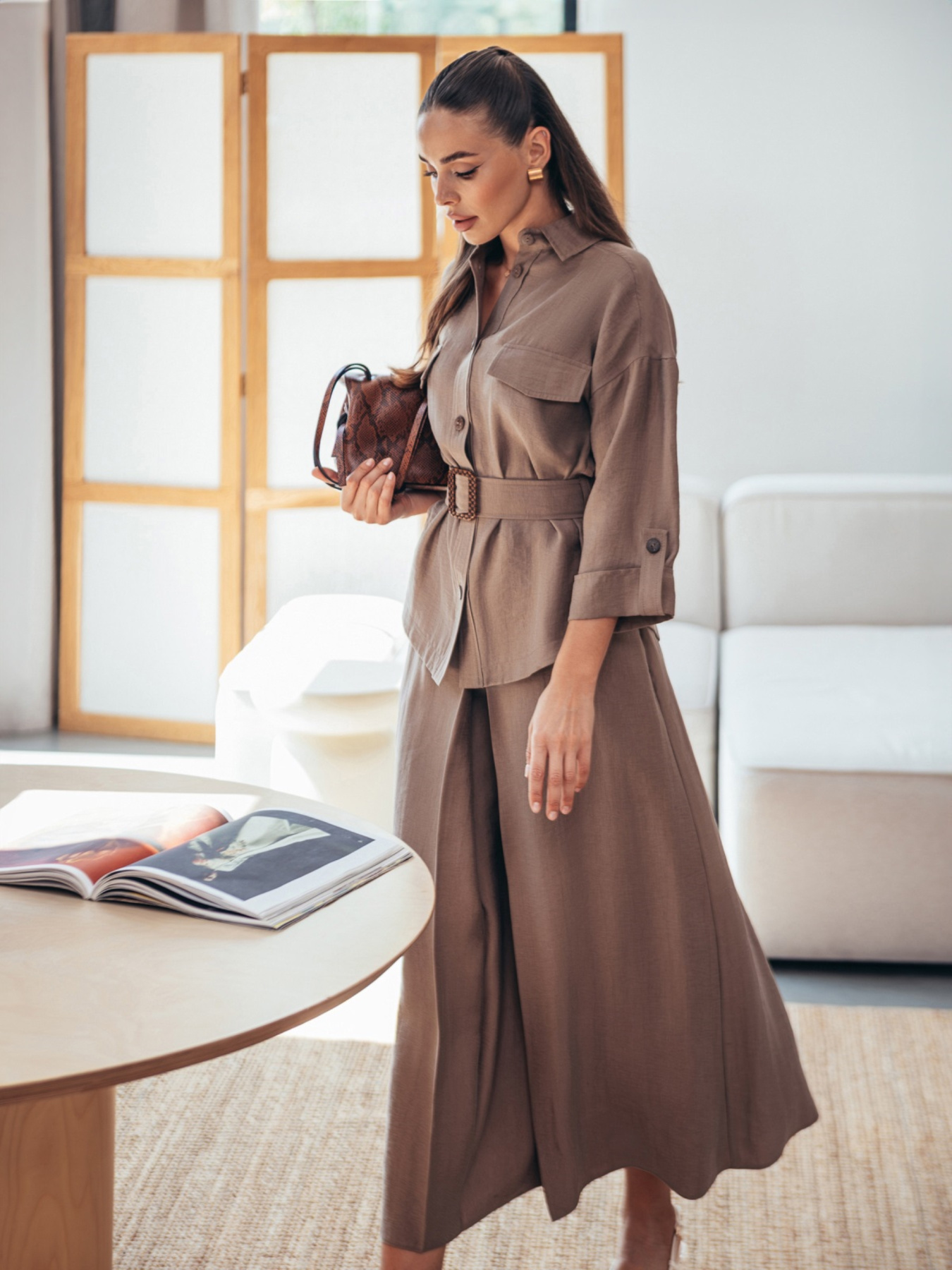 Юбка миди коричневого цвета со складкой спереди модель 75892 Фото