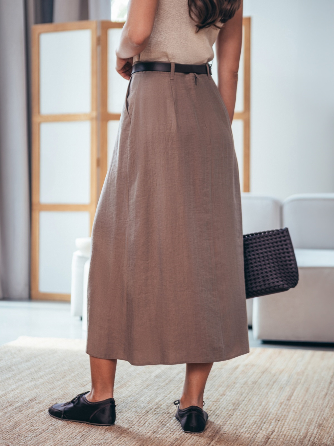 Юбка миди коричневого цвета со складкой спереди модель 75892 Фото