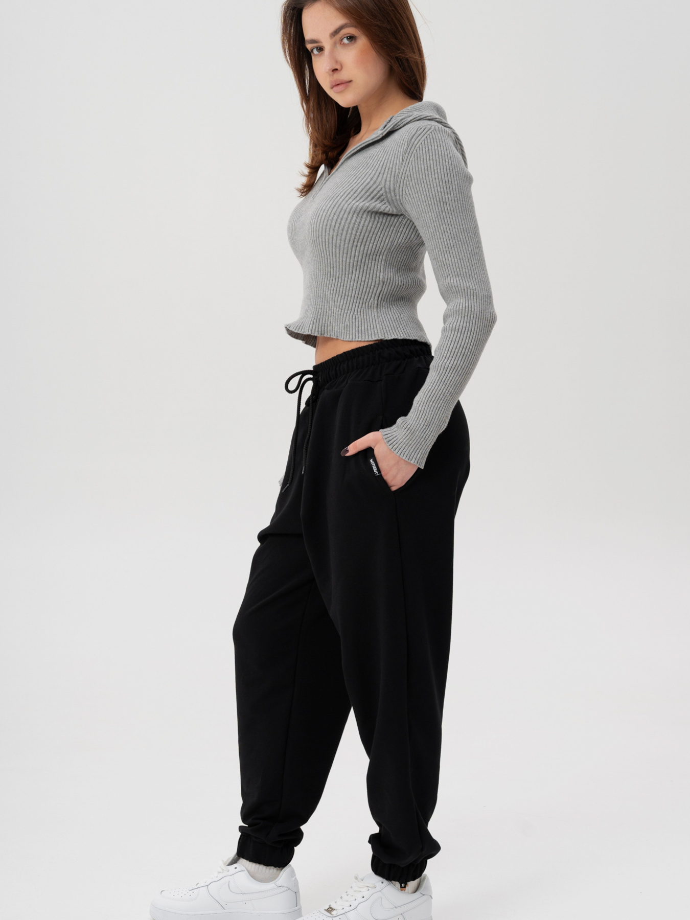 Жіночі Легкі Трикотажні Демісезонні Спортивні Штани Джогери Without Runer Black модель 8056169 Фото