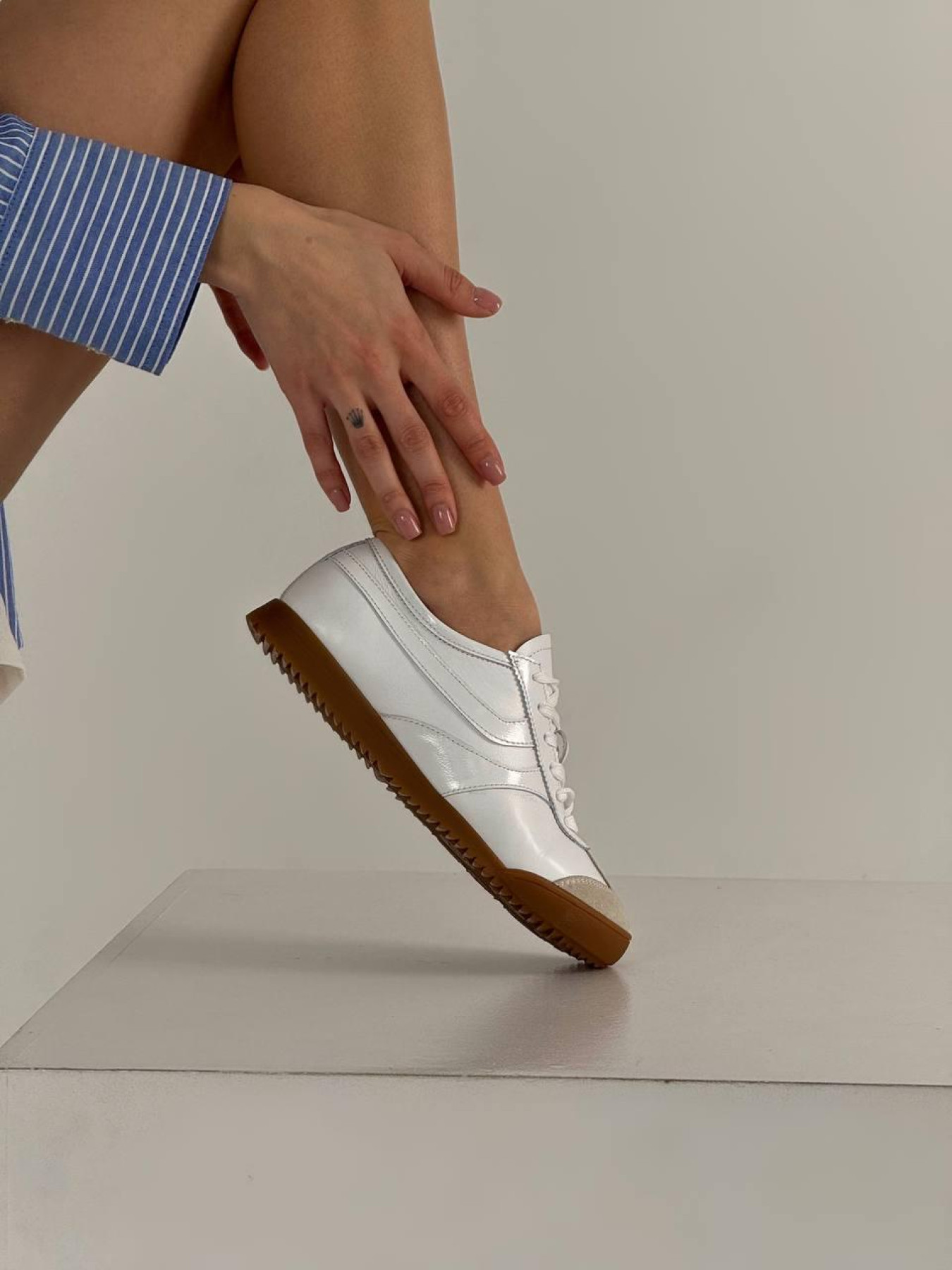 Кеди з натуральної шкіри та замші з пісочними вставками білі (027) 37 модель P_218670-S37_219288 Фото