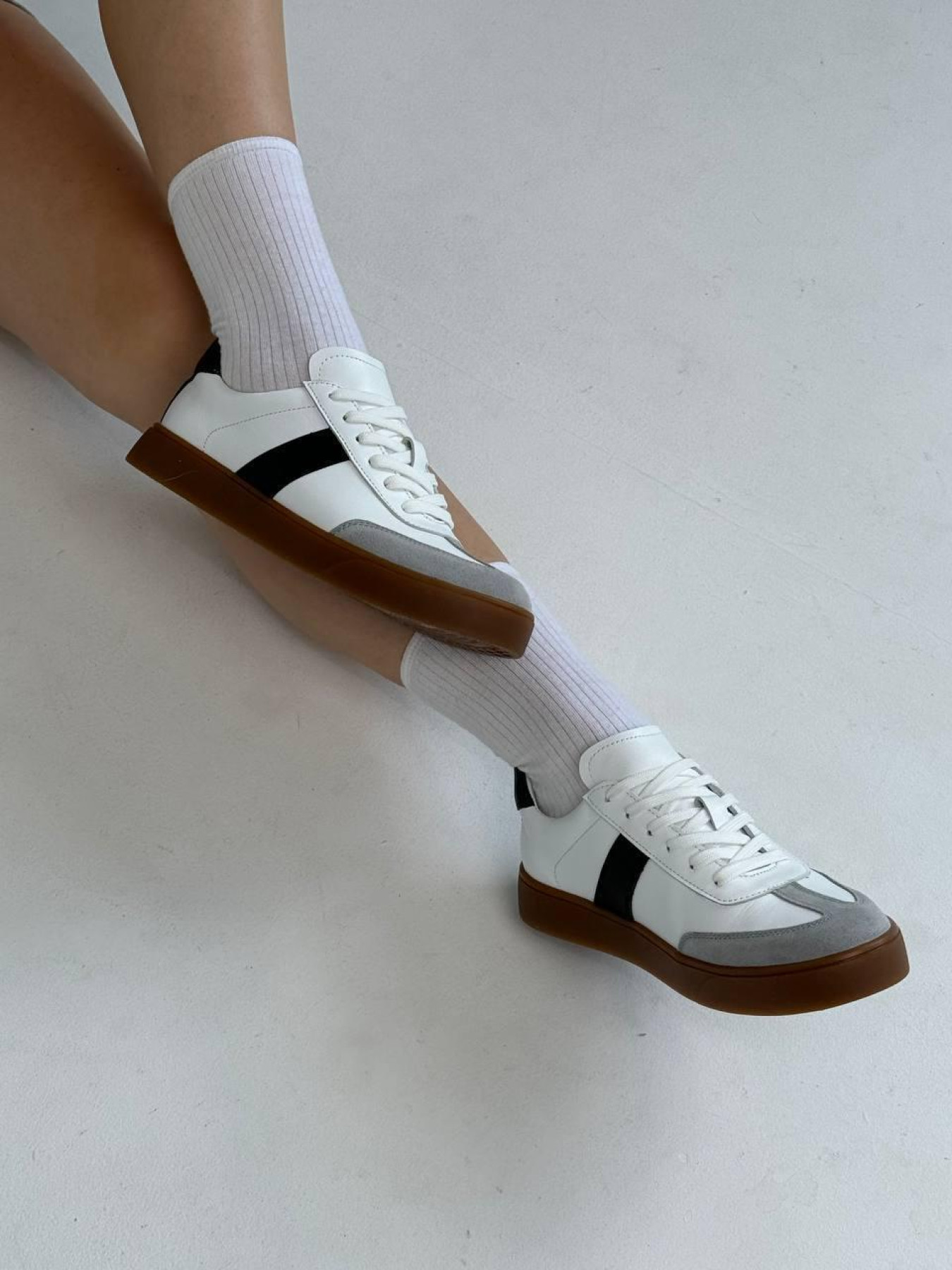 Кеди з натуральної шкіри та замші з чорними та сірими вставками Білі (023/Емоджи6) 36 модель P_180243-S36_183060 Фото