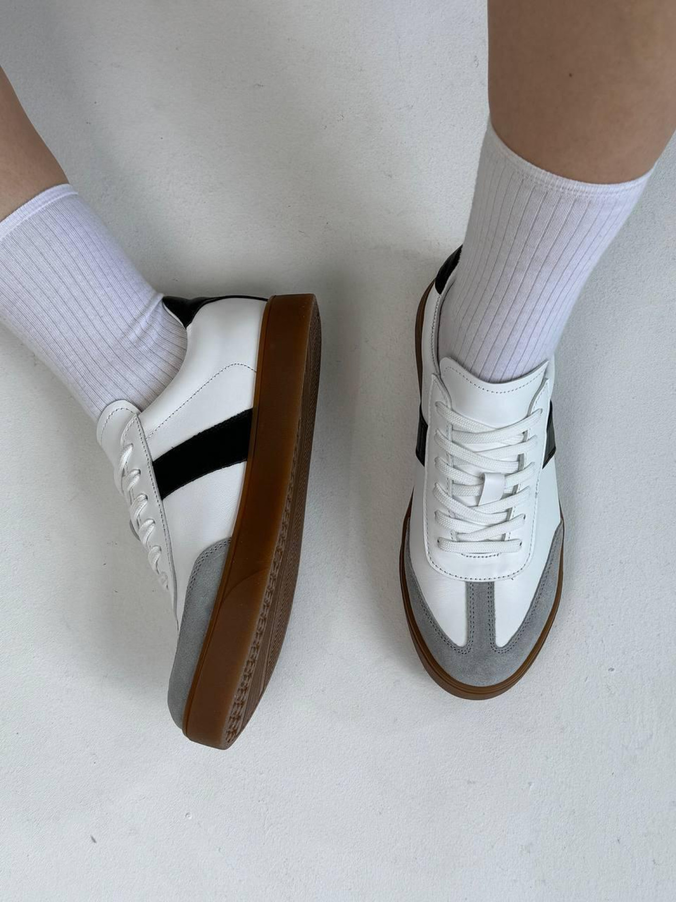 Кеди з натуральної шкіри та замші з чорними та сірими вставками Білі (023/Емоджи6) 36 модель P_180243-S36_183060 Фото