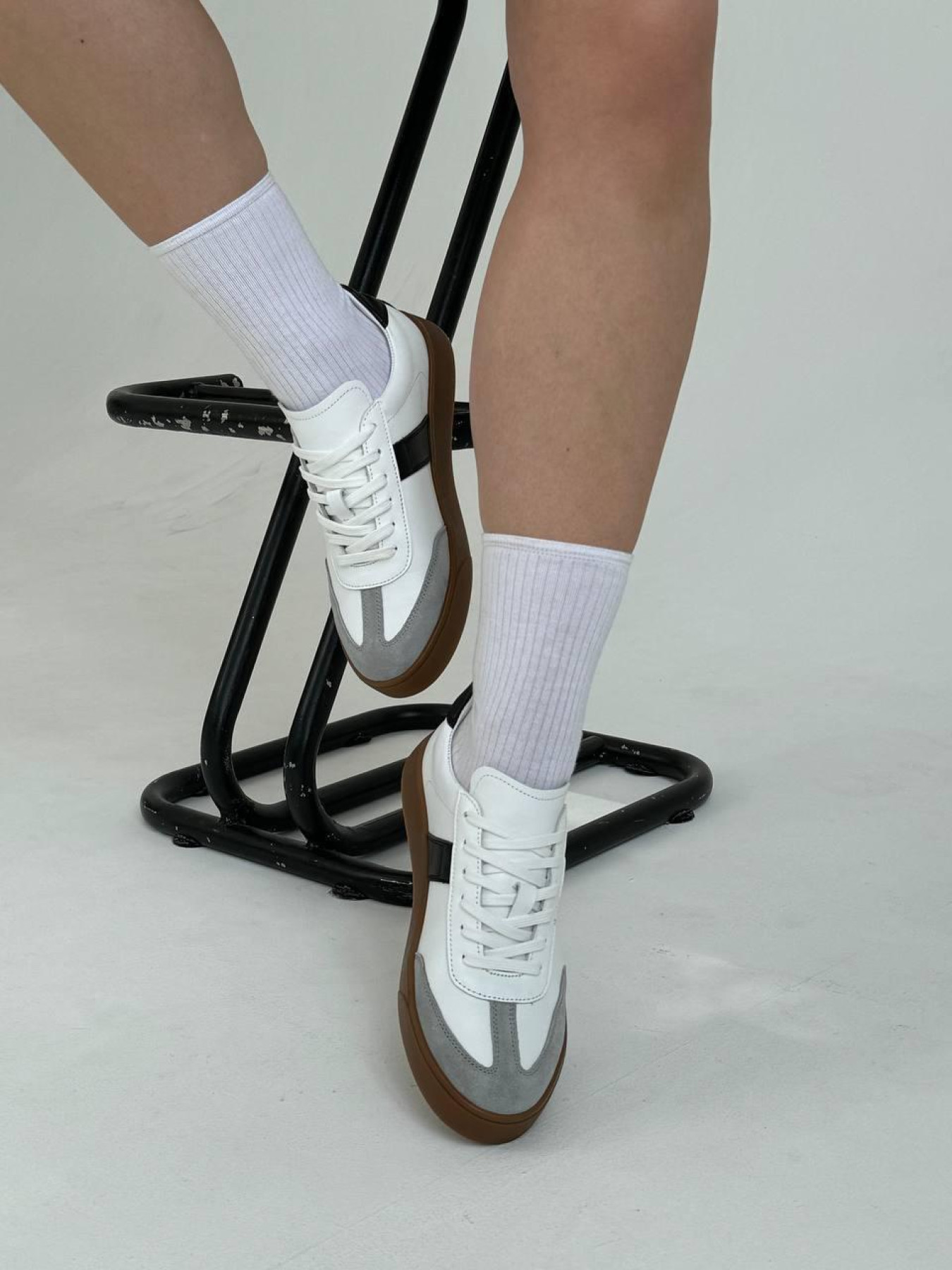 Кеди з натуральної шкіри та замші з чорними та сірими вставками Білі (023/Емоджи6) 36 модель P_180243-S36_183060 Фото