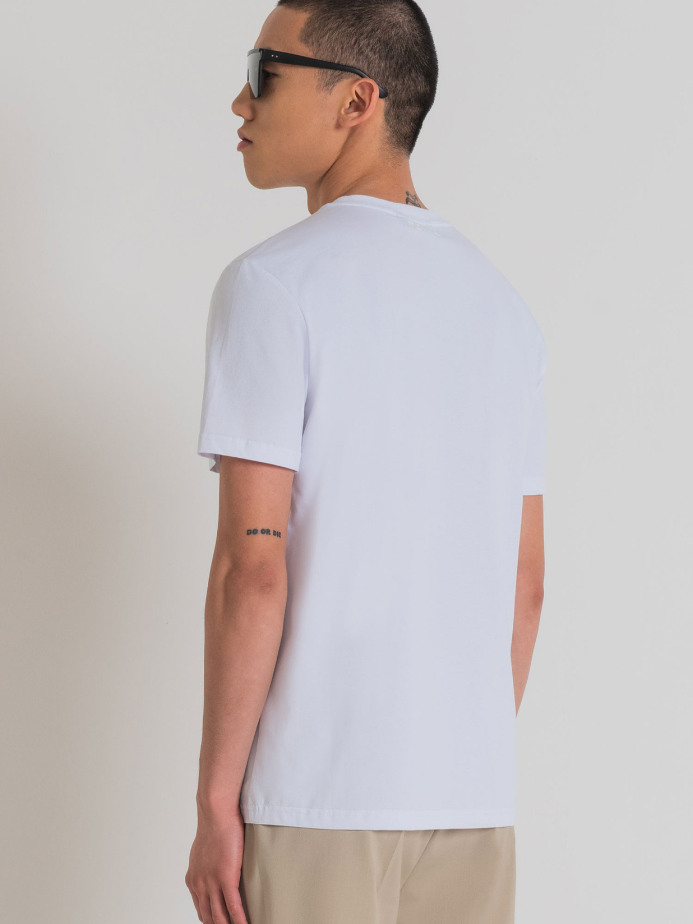 Чоловіча біла футболка модель MMKS02402.FA100144;1000 Фото