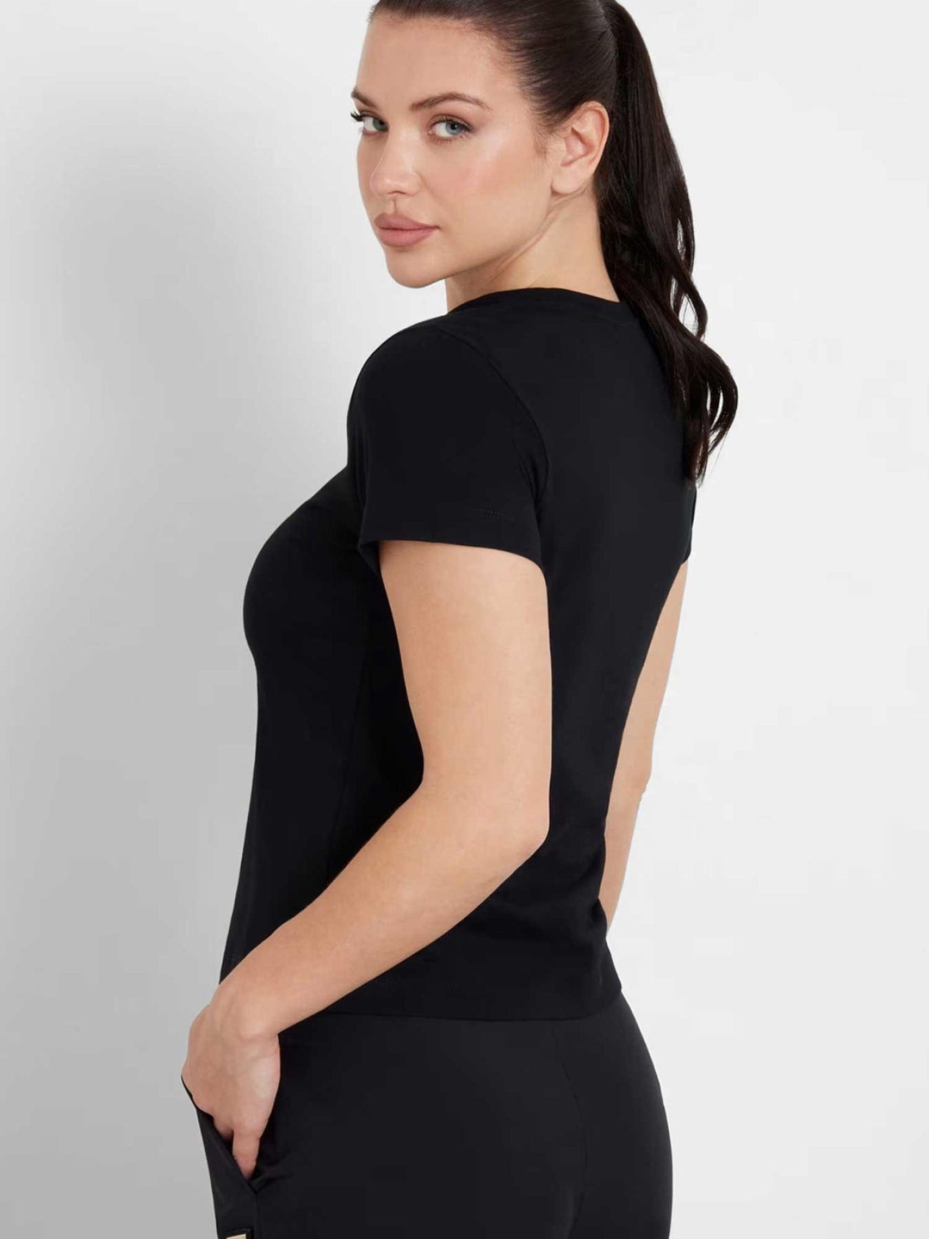 Футболка GUESS модель V4YI21.KCDH1;JBLK Футболка GUESS модель V4YI21.KCDH1;JBLK Фото