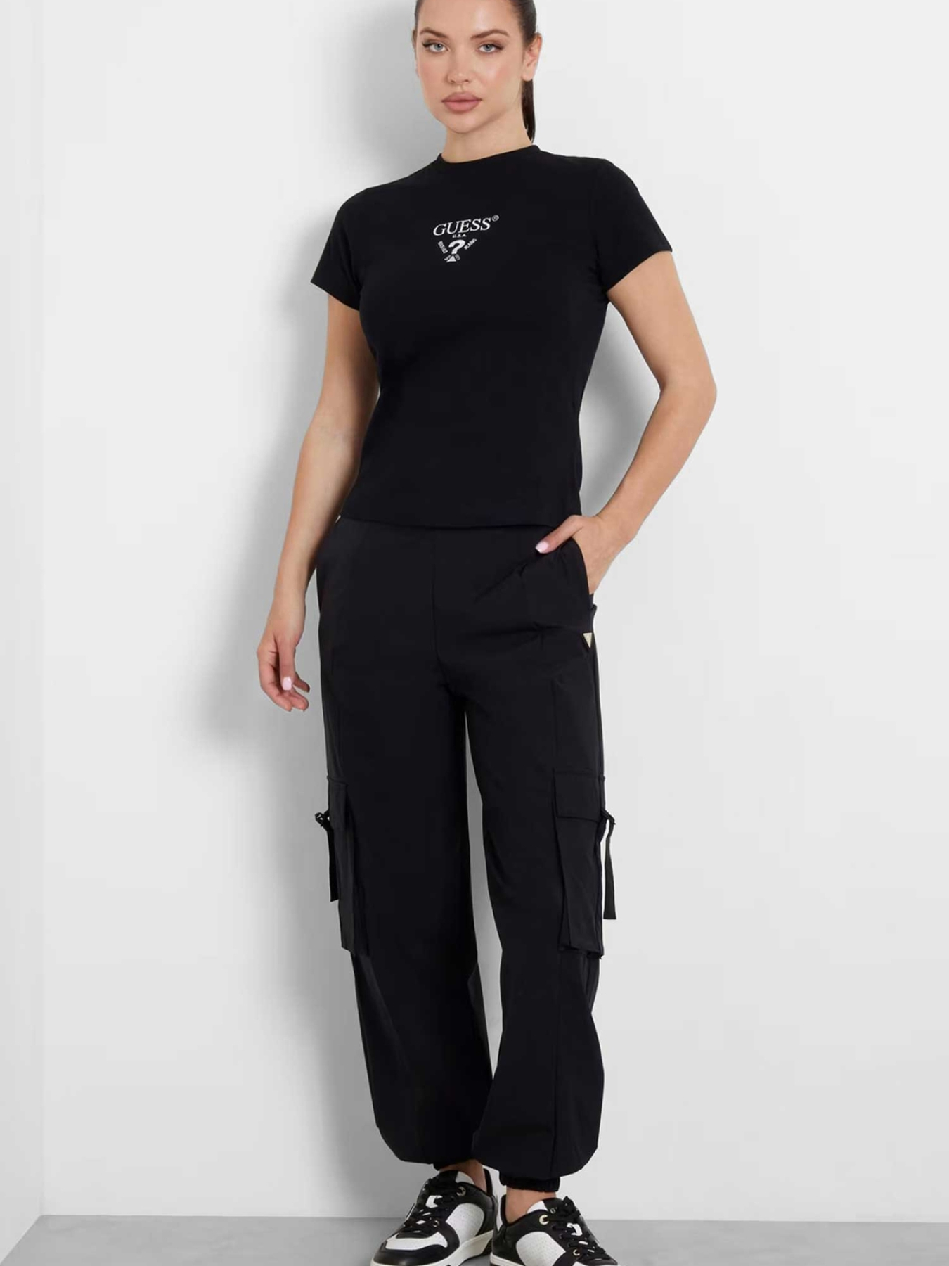 Футболка GUESS модель V4YI21.KCDH1;JBLK Футболка GUESS модель V4YI21.KCDH1;JBLK Фото