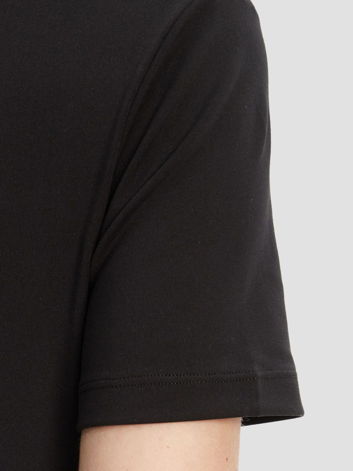 Футболка GUESS модель V5RI10.KCD02;JBLK Футболка GUESS модель V5RI10.KCD02;JBLK Фото