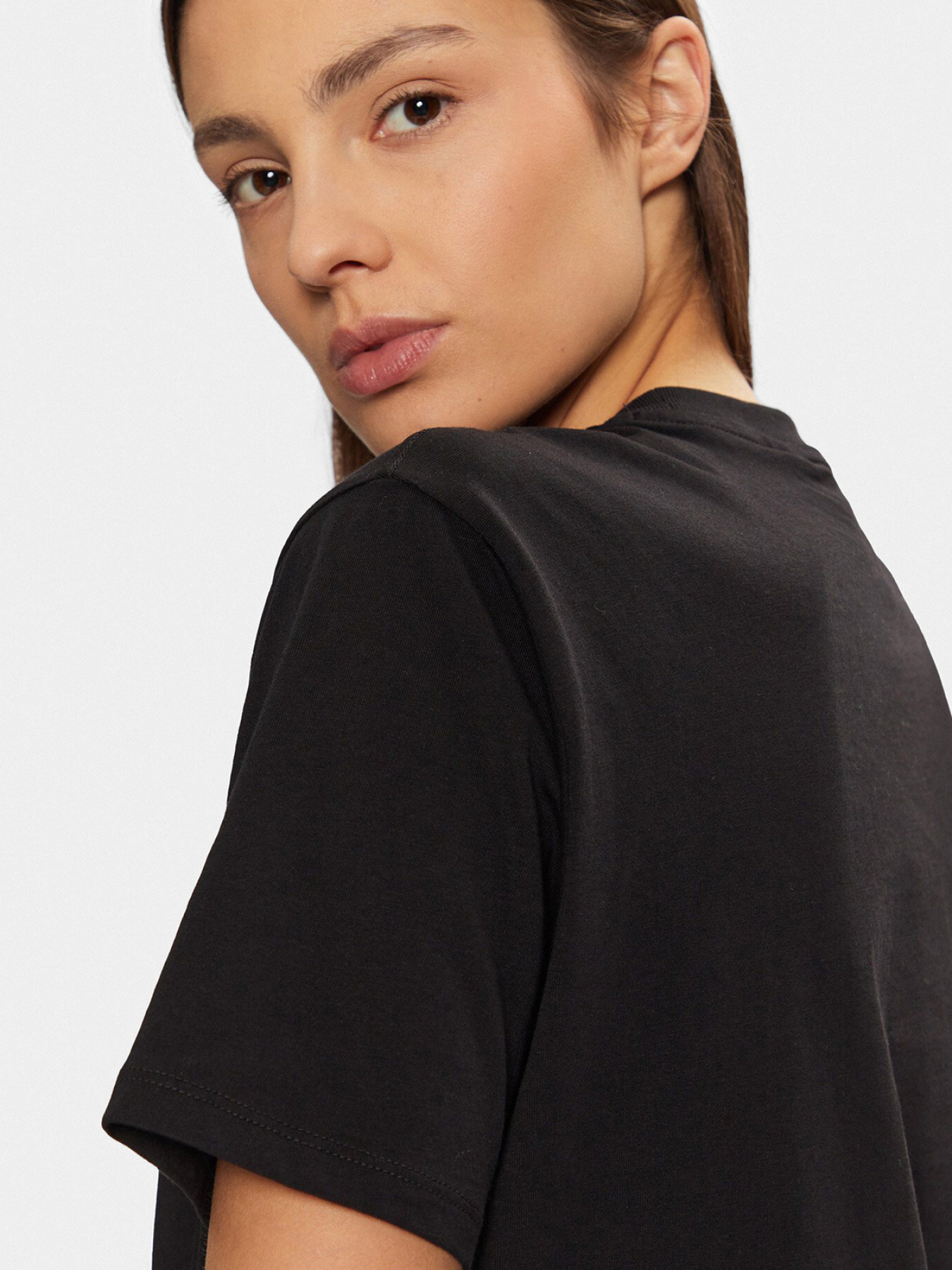 Женская черная футболка модель W5RI30.K9RM1;JBLK Фото