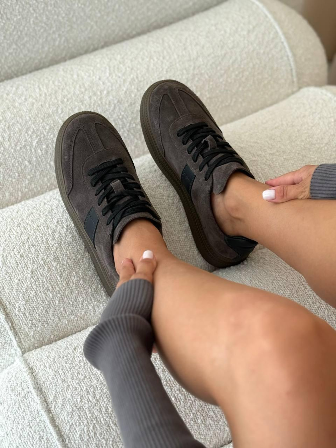 Замшевые кеды с черными матовыми вставками на байке серо-коричневые (123/Лайк7) 39 модель P_203300-S39_204123 Фото