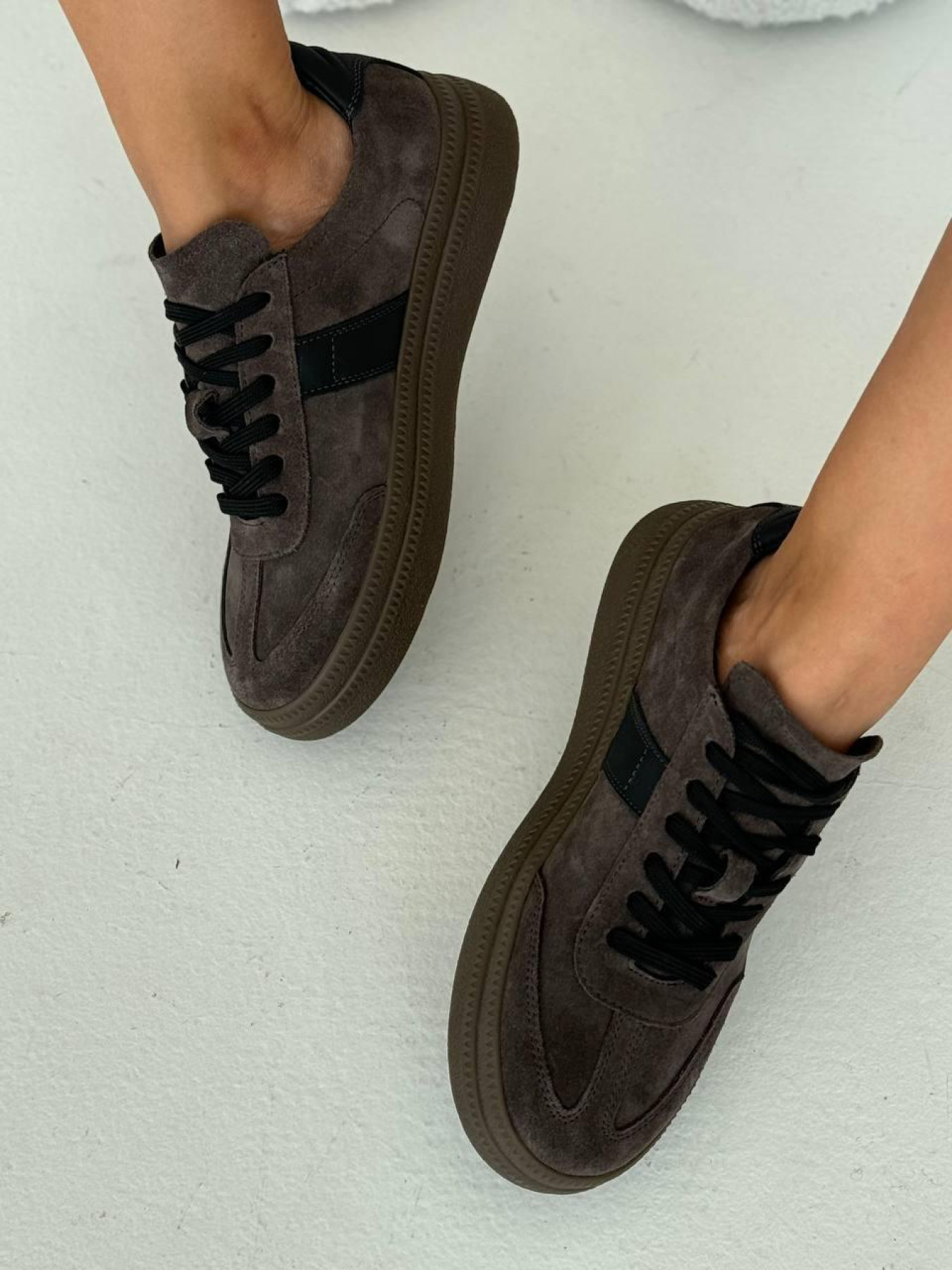 Замшевые кеды с черными матовыми вставками на байке серо-коричневые (123/Лайк7) 39 модель P_203300-S39_204123 Фото