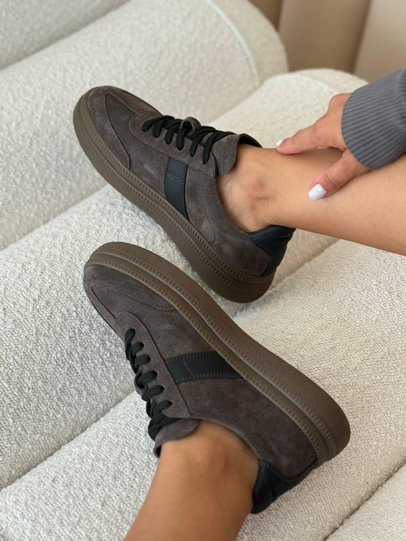 Замшевые кеды с черными матовыми вставками на байке серо-коричневые (123/Лайк7) 39 модель P_203300-S39_204123 Фото