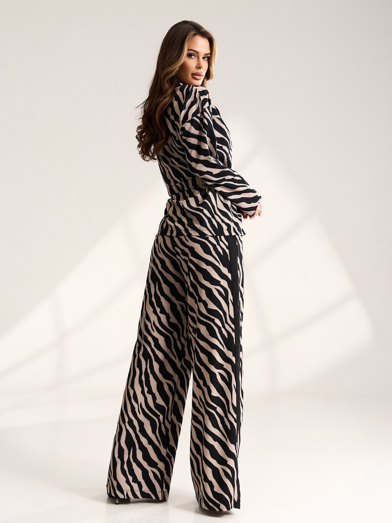 Повсякденний костюм ISSA Plus модель 15569B_черный_бежевый Фото