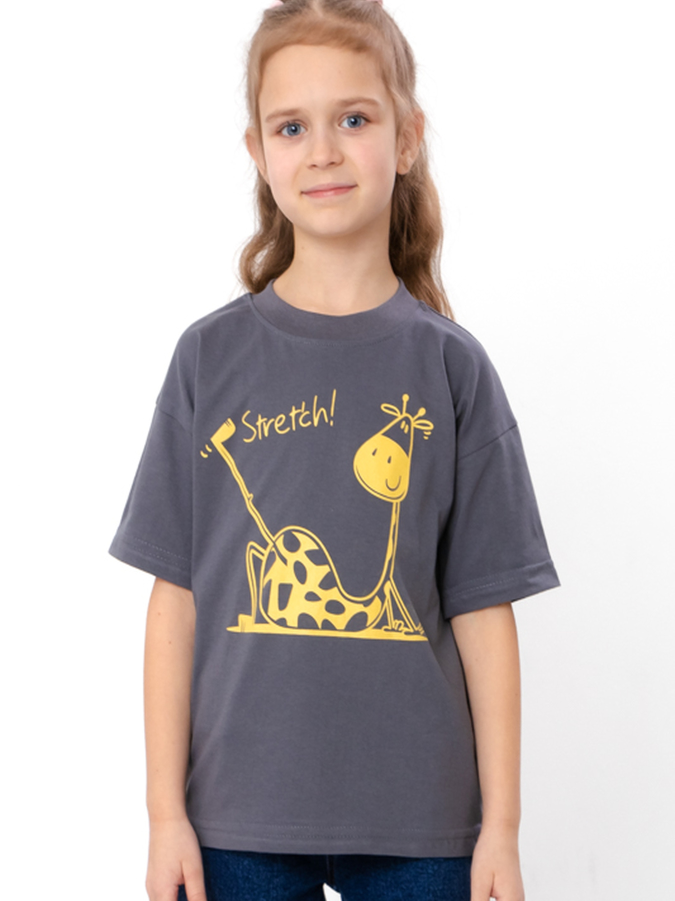 Футболка для дівчинки з принтом жирафа та написом Stretch, Графітовий Носи Своє (6414-001-33-5-4) модель 6414-001-33-5-4-temnij-graft-zhirafa Фото