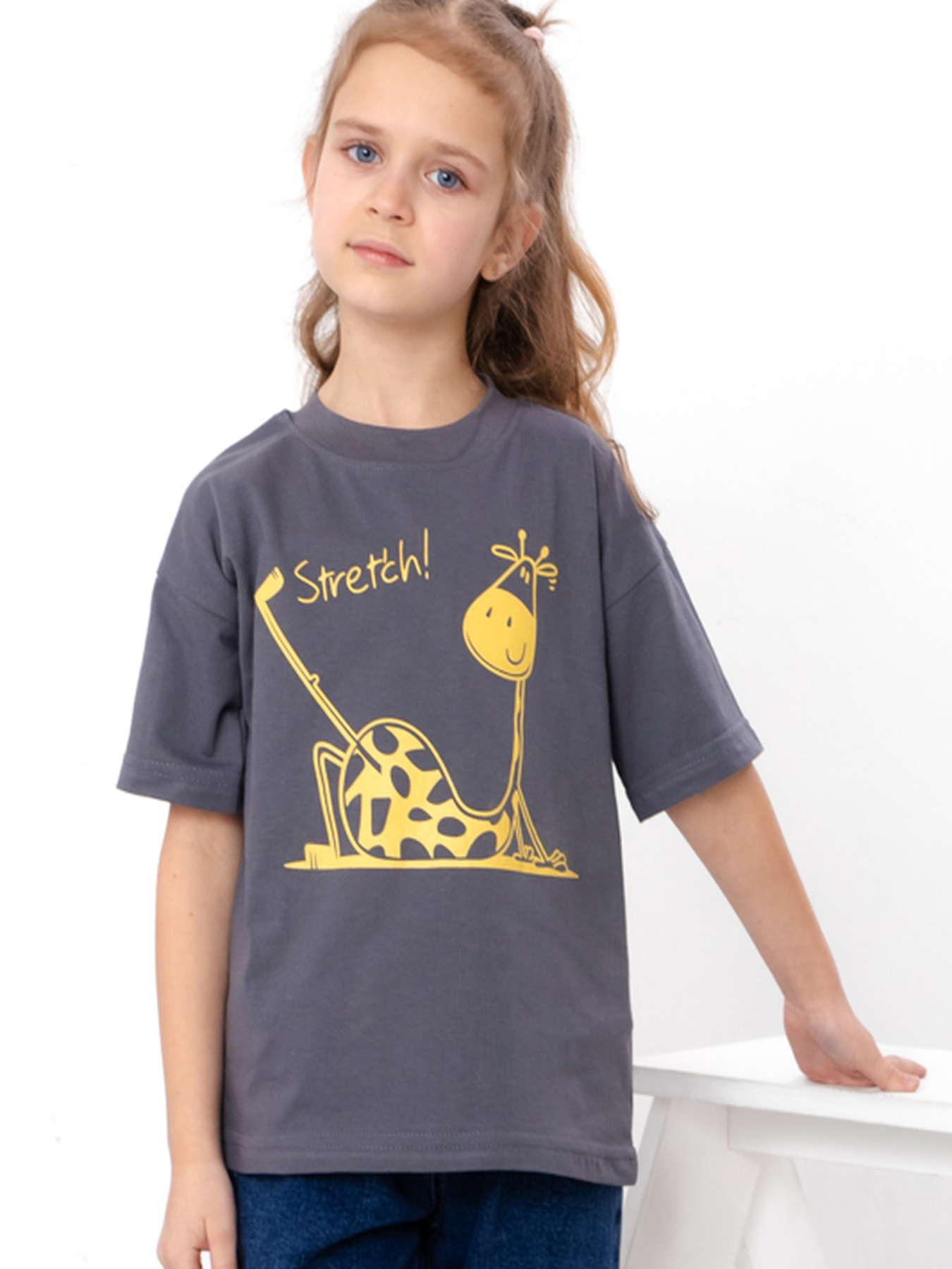 Футболка для дівчинки з принтом жирафа та написом Stretch, Графітовий Носи Своє (6414-001-33-5-4) модель 6414-001-33-5-4-temnij-graft-zhirafa Фото