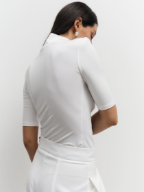 Біла стрейчева футболка з плічками Sculpt Shoulder модель 407 Біла стрейчева футболка з плічками Sculpt Shoulder модель 407 Фото