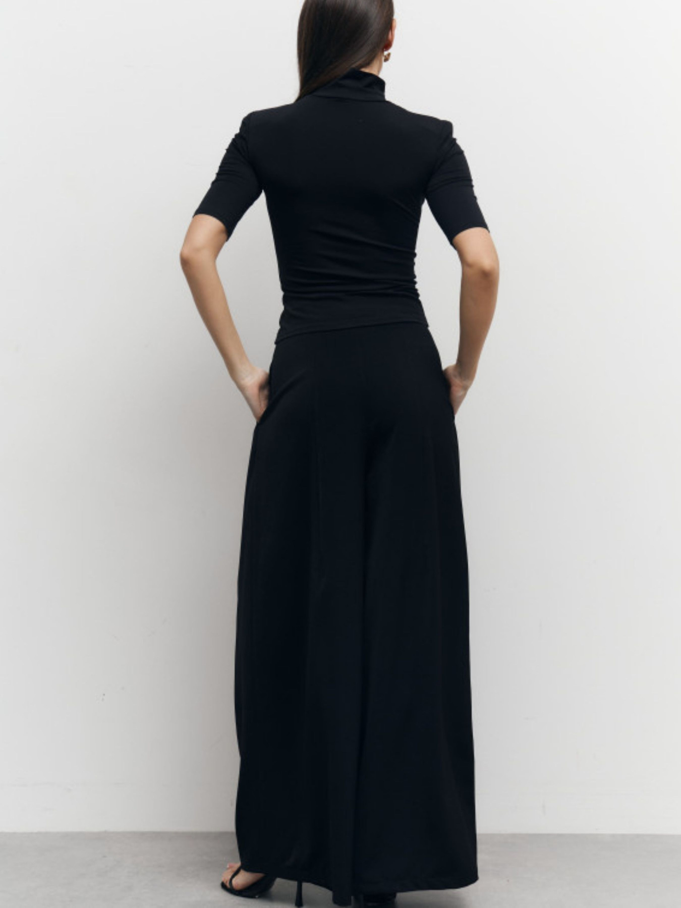 Чорна стрейчева футболка з плічками Sculpt Shoulder модель 407 Чорна стрейчева футболка з плічками Sculpt Shoulder модель 407 Фото