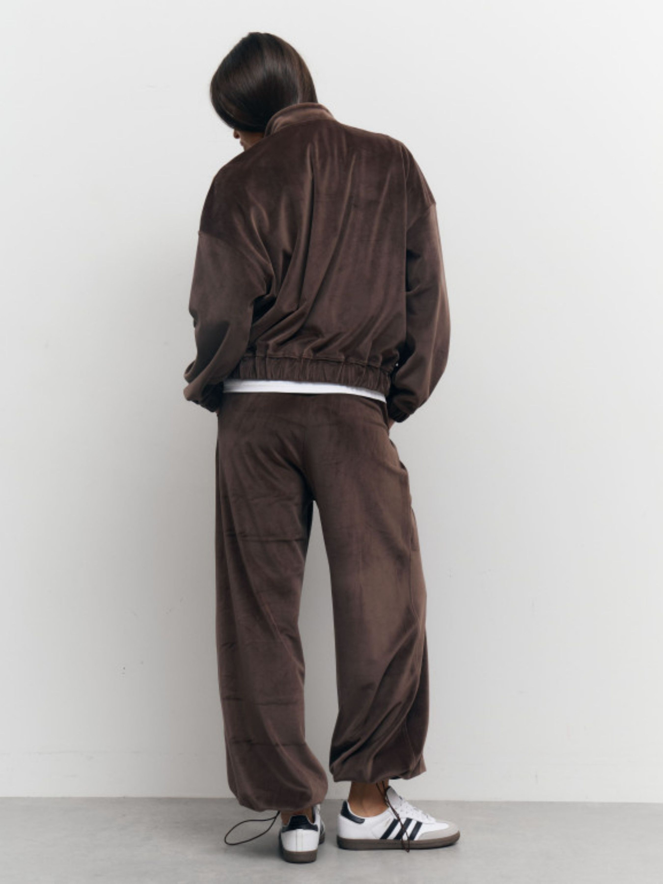 Женский велюровый костюм Soft Motion шоколадного цвета модель 364 Фото