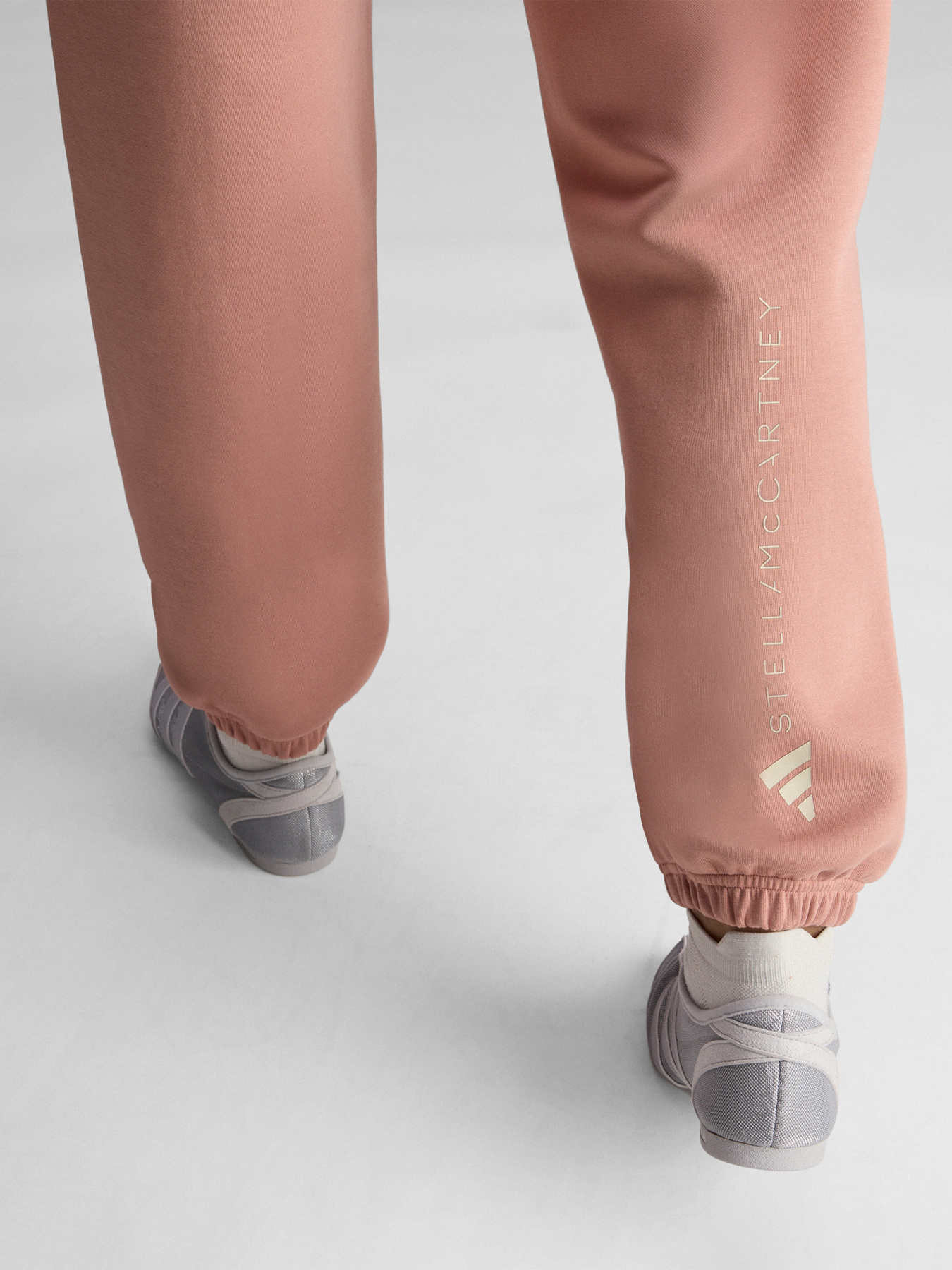 Джогери Adidas модель JZ0663 Джогери Adidas модель JZ0663 Фото