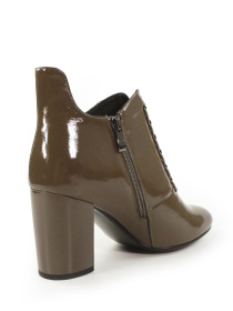 Жіночі лаковані ботильйони на підборах модель F09-3806-031-coffee Жіночі лаковані ботильйони на підборах модель F09-3806-031-coffee Фото