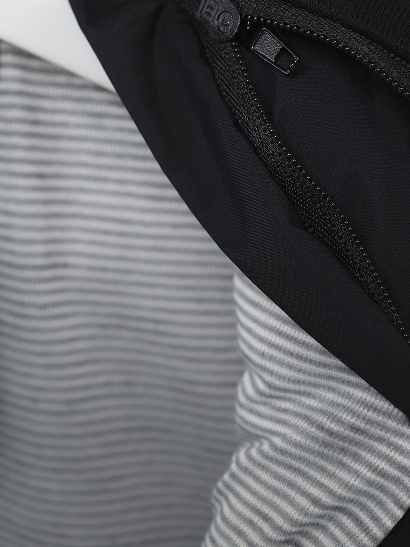 Жилет утеплённый для мальчика  цвет черный ЦБ-00289747 модель ЦБ-00289747 Фото