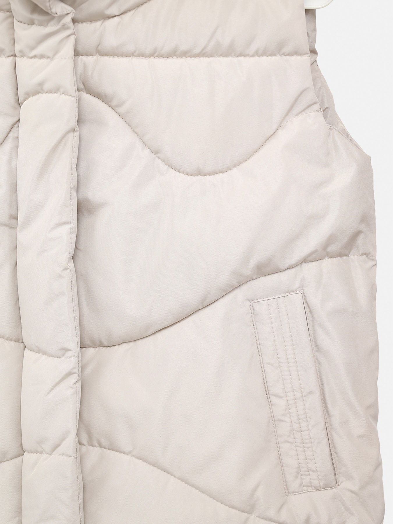 Жилет утеплённый для девочки  цвет молочный ЦБ-00289763 модель ЦБ-00289763 Фото