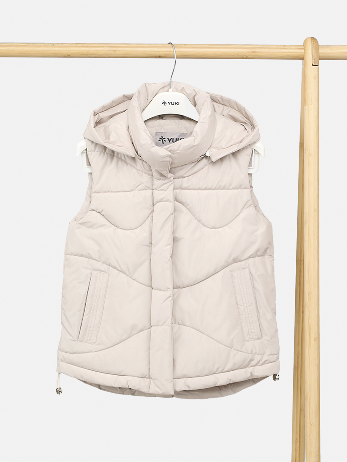 Жилет утеплённый для девочки  цвет молочный ЦБ-00289763 модель ЦБ-00289763 Фото