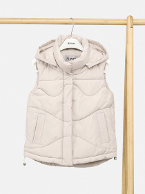 Жилет утеплённый для девочки  цвет молочный ЦБ-00289763 модель ЦБ-00289763 Фото
