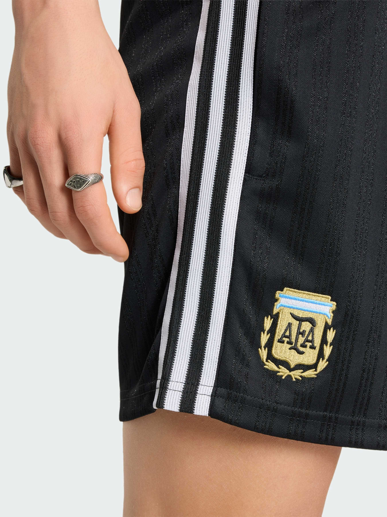 Спортивні шорти Adidas модель JZ6308 Фото