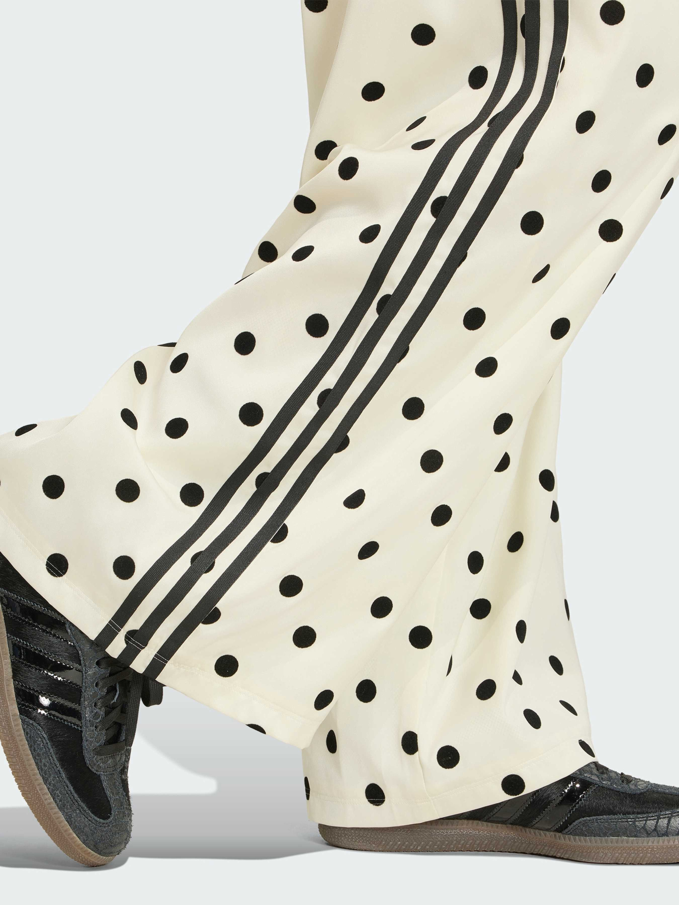 Повсякденні штани Adidas Adicolor модель KV1168 Фото