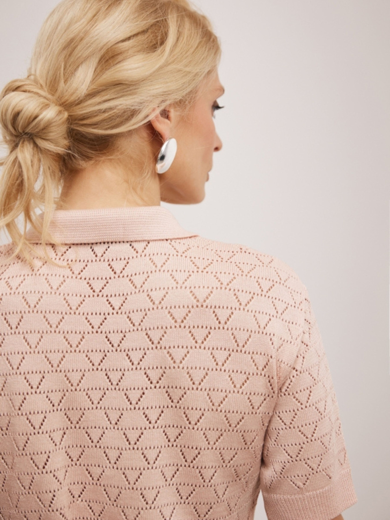 Жіноче ажурне поло з коротким рукавом, Пудровий TrikoBakh (2919) модель 2919-pudrovij Жіноче ажурне поло з коротким рукавом, Пудровий TrikoBakh (2919) модель 2919-pudrovij Фото