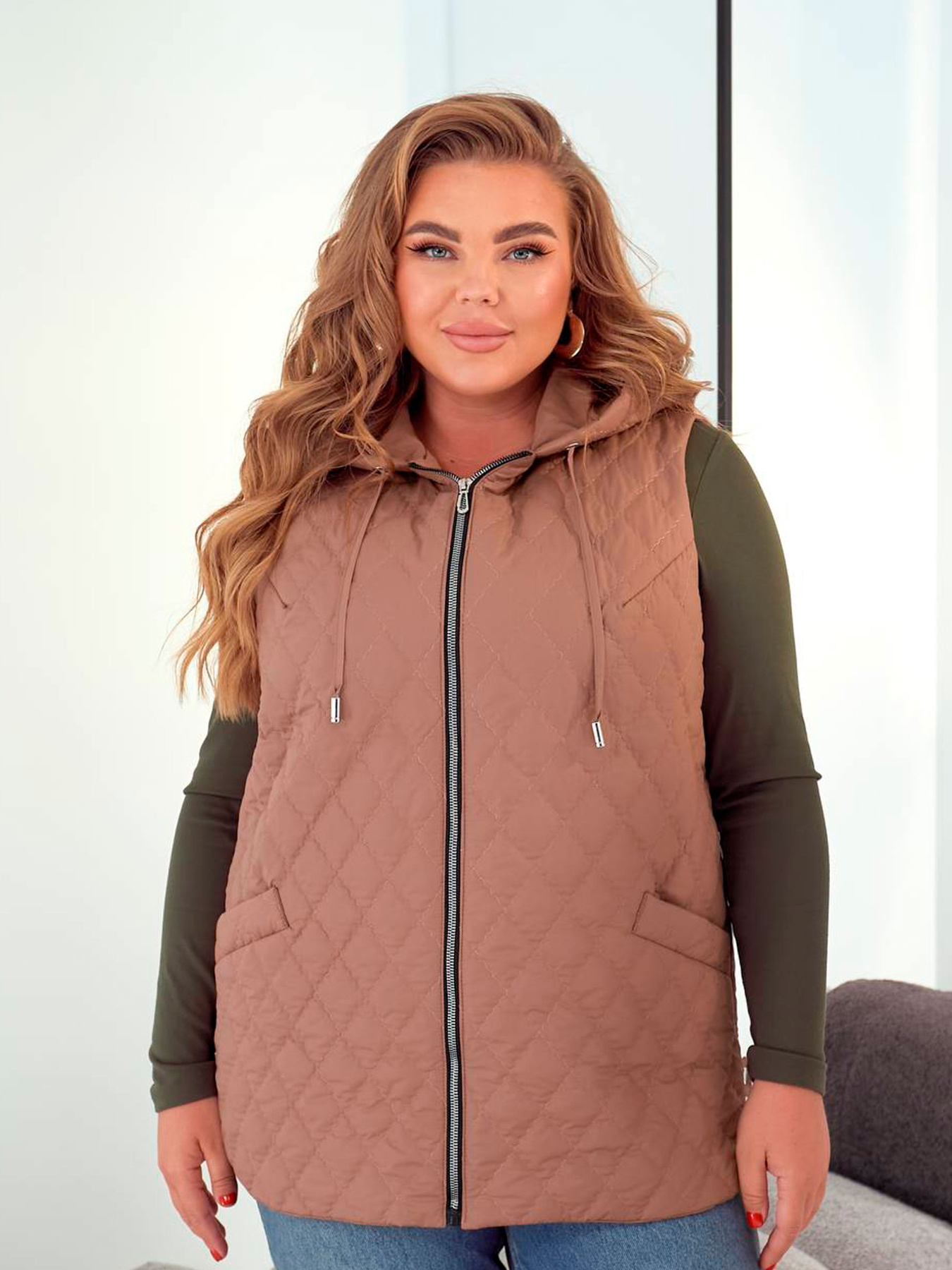 Жіночий стьобаний жилет з капюшоном, Капучино Uaclothes (like14867) модель like14867-kofejnij Фото