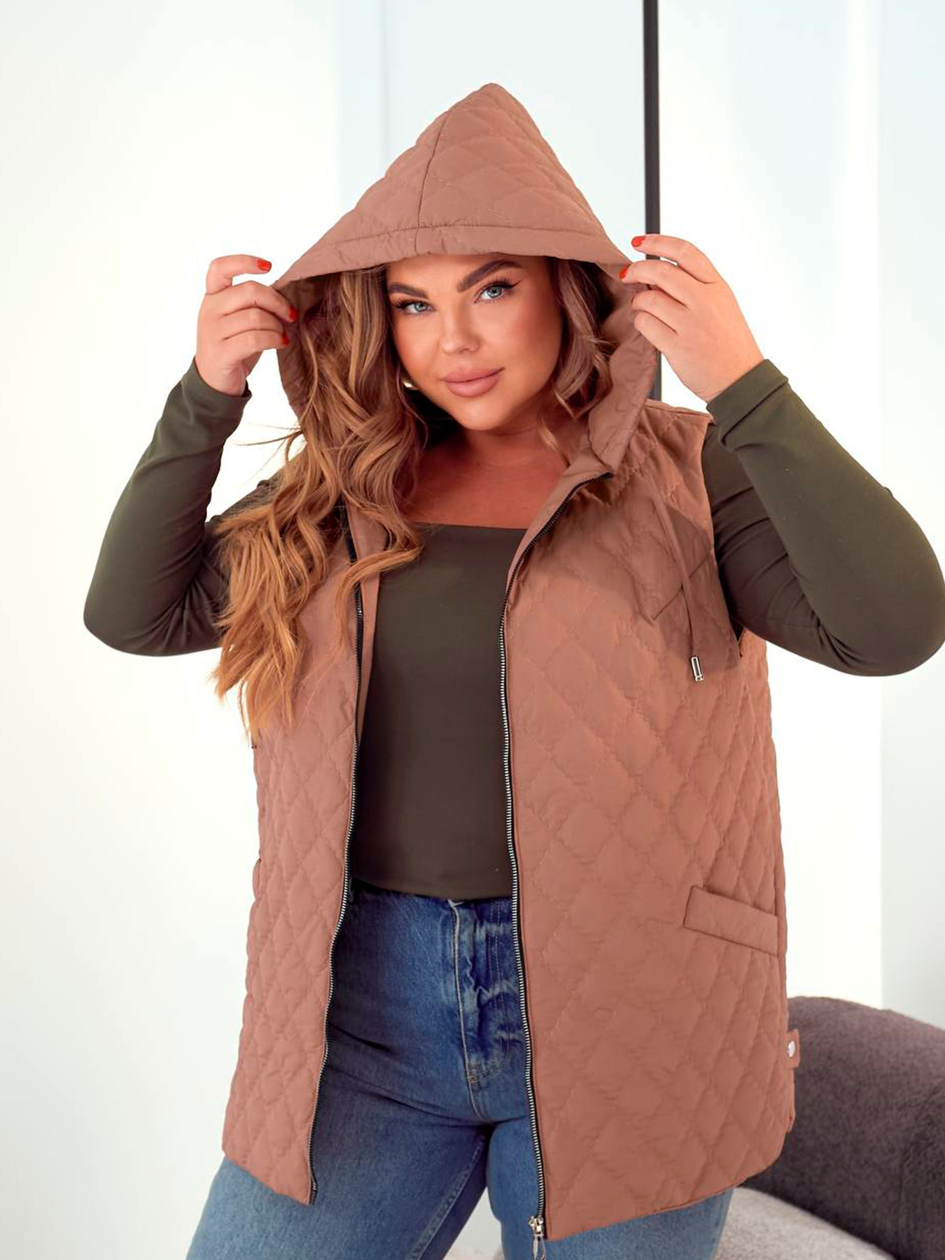 Жіночий стьобаний жилет з капюшоном, Капучино Uaclothes (like14867) модель like14867-kofejnij Фото