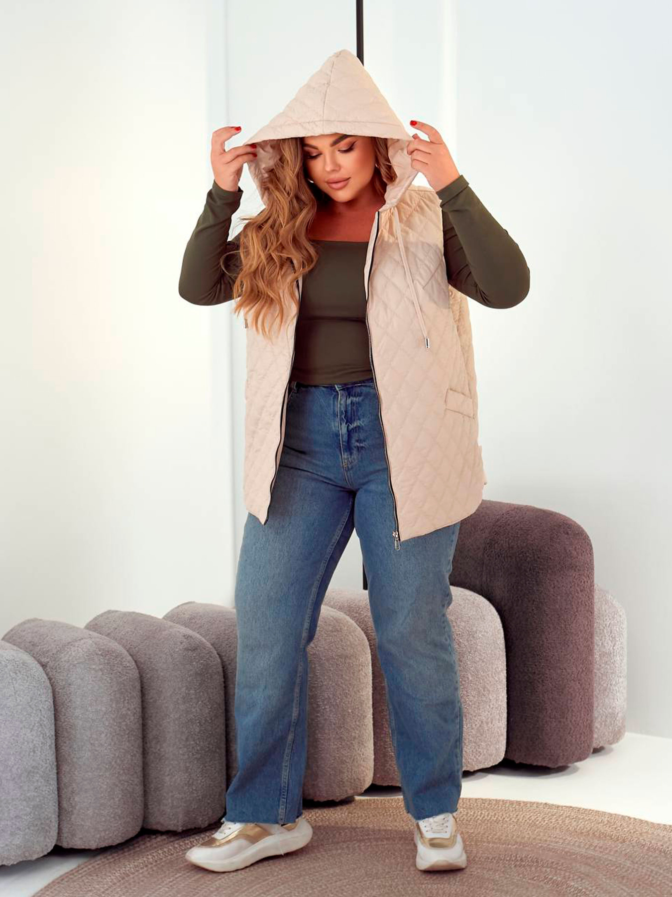 Жіночий стьобаний жилет з капюшоном, Молочний Uaclothes (like14867) модель like14867-molochnj Фото