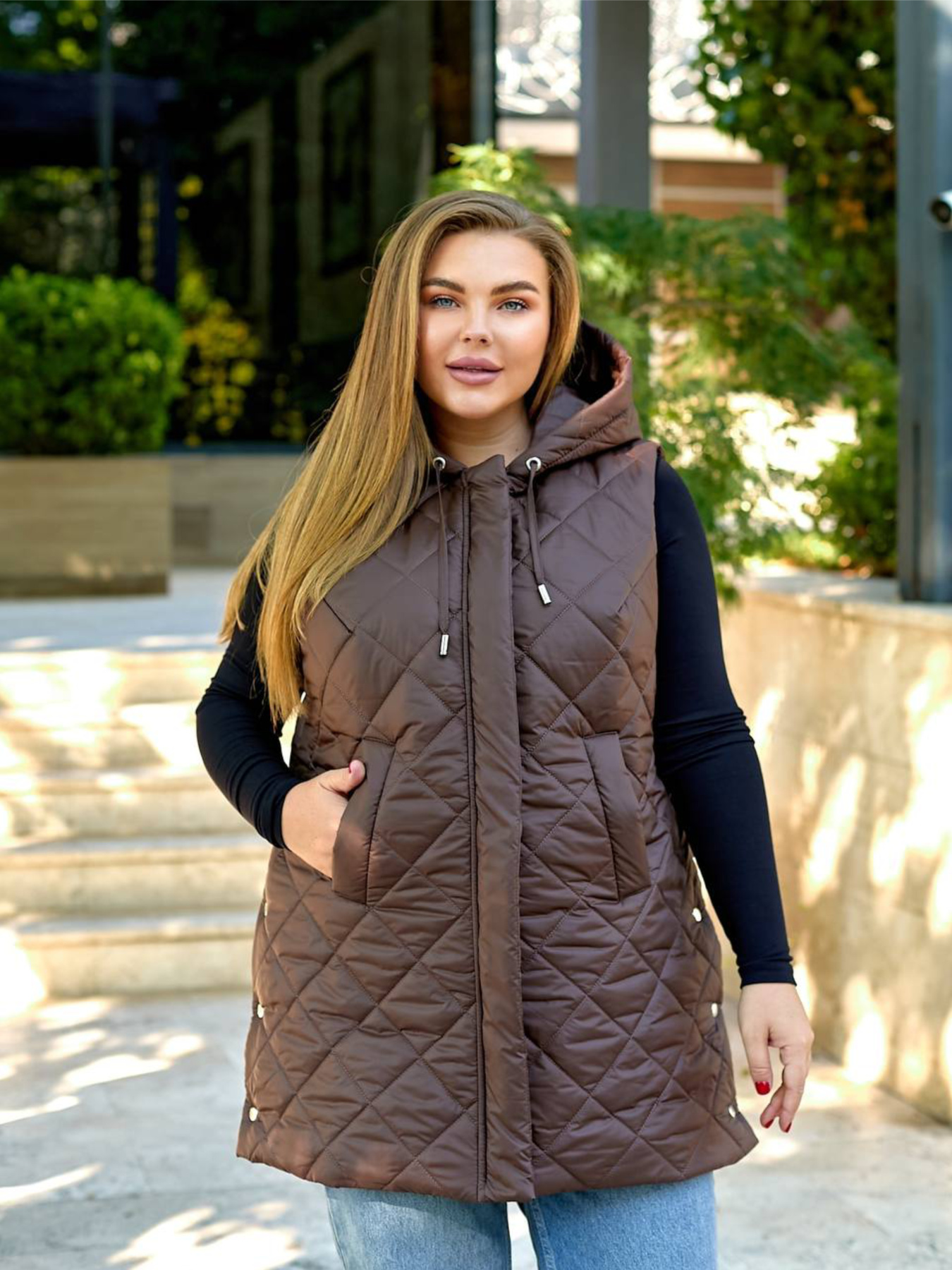 Жіноча подовжена демісезонна жилетка з капюшоном, Коричневий Uaclothes (like14497) модель like14497-korichnevj Фото