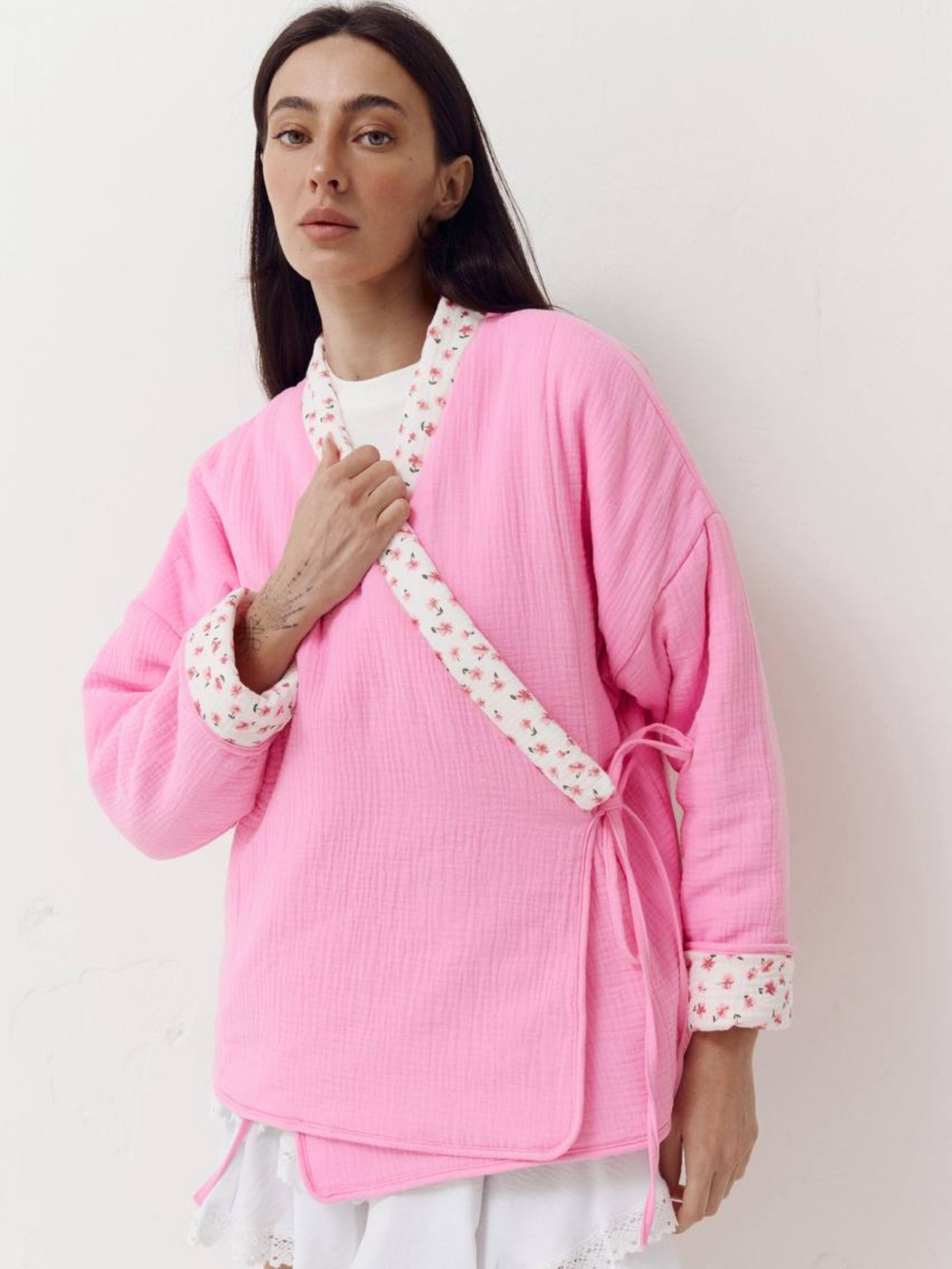 Двухсторонняя весенняя куртка из муслина Blush Cloud в цветочном принте. модель 419 Двухсторонняя весенняя куртка из муслина Blush Cloud в цветочном принте. модель 419 Фото