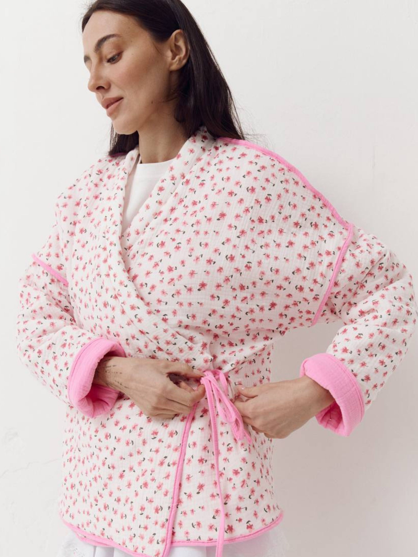 Двухсторонняя весенняя куртка из муслина Blush Cloud в цветочном принте. модель 419 Двухсторонняя весенняя куртка из муслина Blush Cloud в цветочном принте. модель 419 Фото