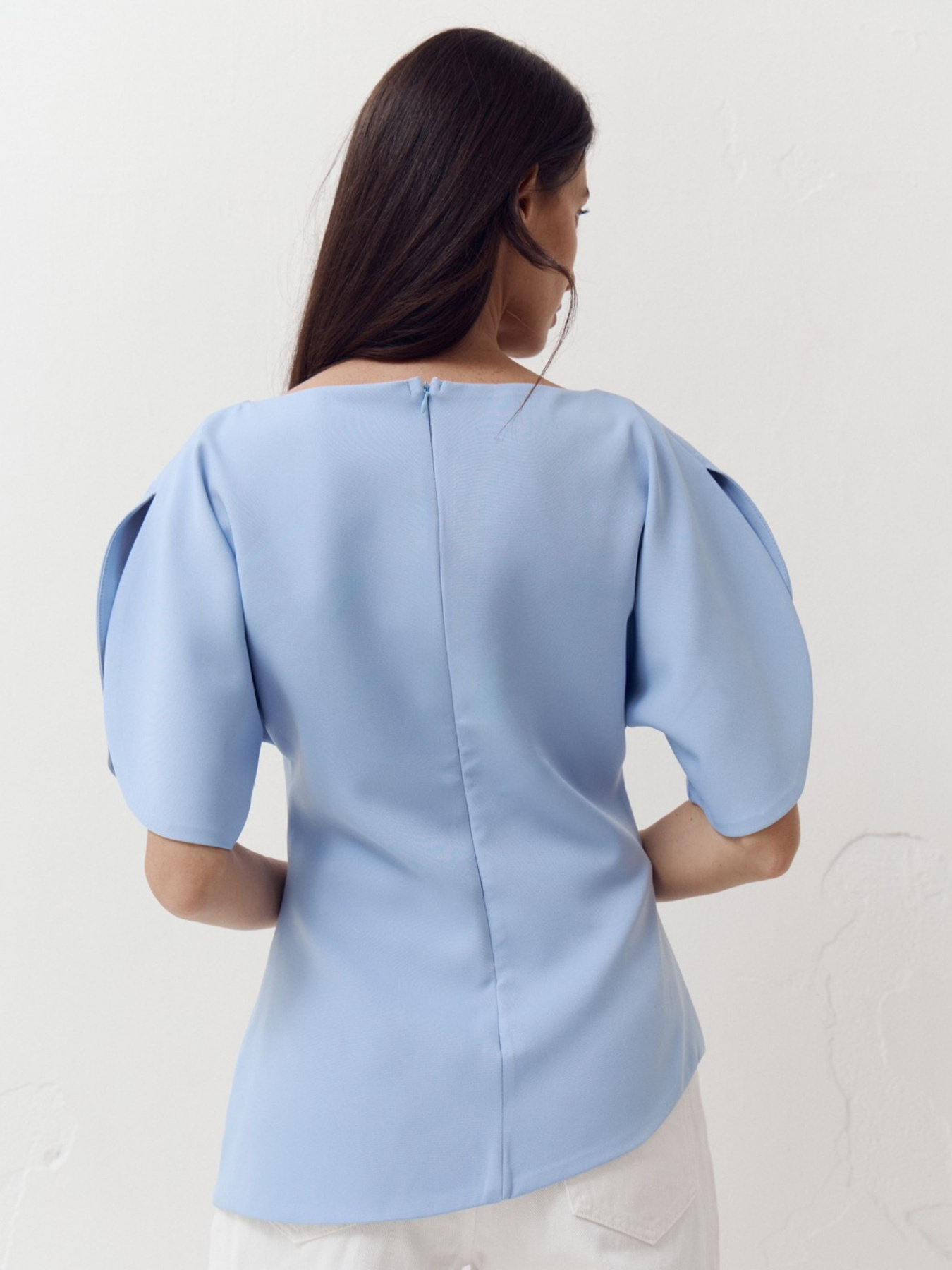 Топ з об'ємними рукавами та розрізами Top Élan у блакитному кольорі. модель 413 Топ з об'ємними рукавами та розрізами Top Élan у блакитному кольорі. модель 413 Фото