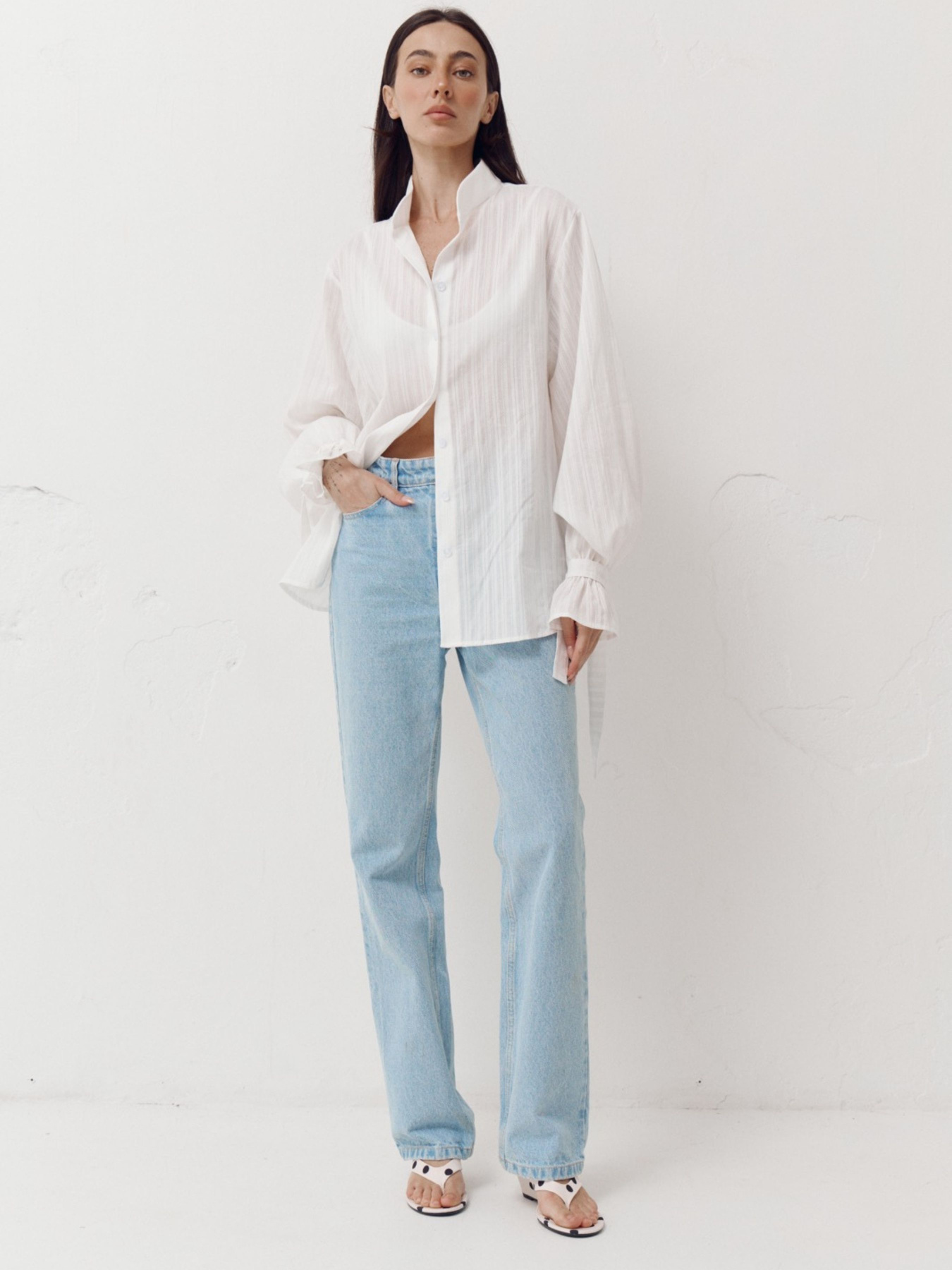 Біла бавовняна оверсайз сорочка з об'ємними рукавами Aura модель 409 Фото