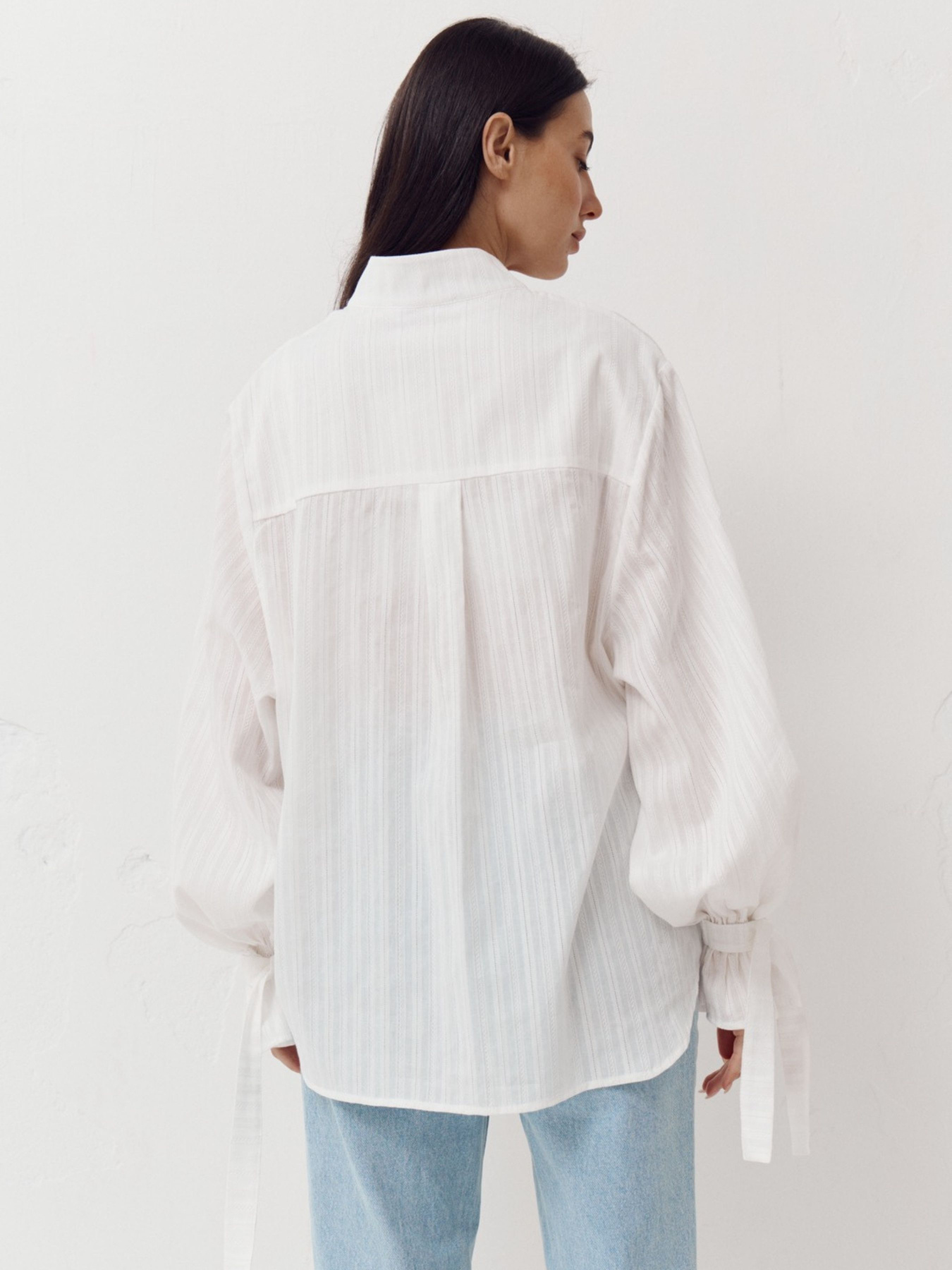 Біла бавовняна оверсайз сорочка з об'ємними рукавами Aura модель 409 Фото