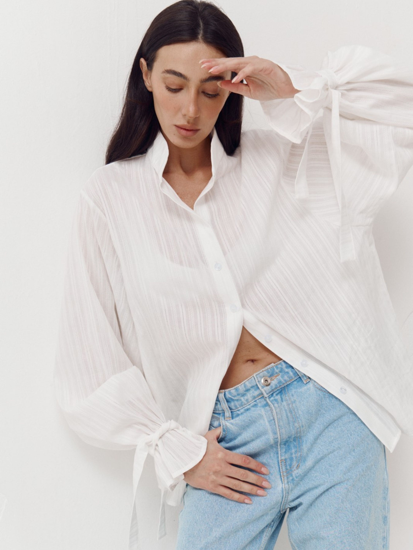 Біла бавовняна оверсайз сорочка з об'ємними рукавами Aura модель 409 Фото
