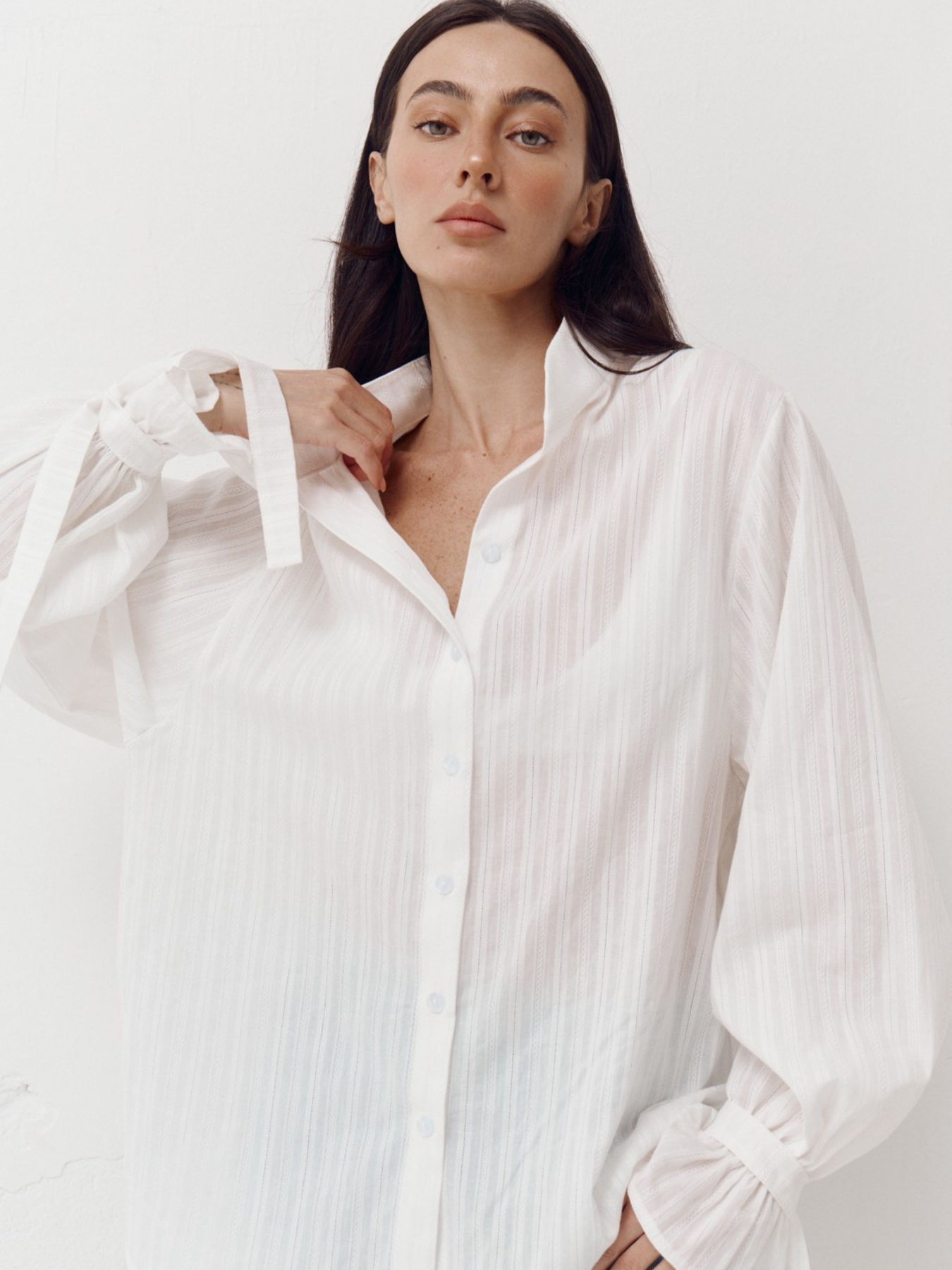 Біла бавовняна оверсайз сорочка з об'ємними рукавами Aura модель 409 Фото