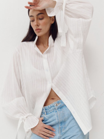 Біла бавовняна оверсайз сорочка з об'ємними рукавами Aura модель 409 Фото