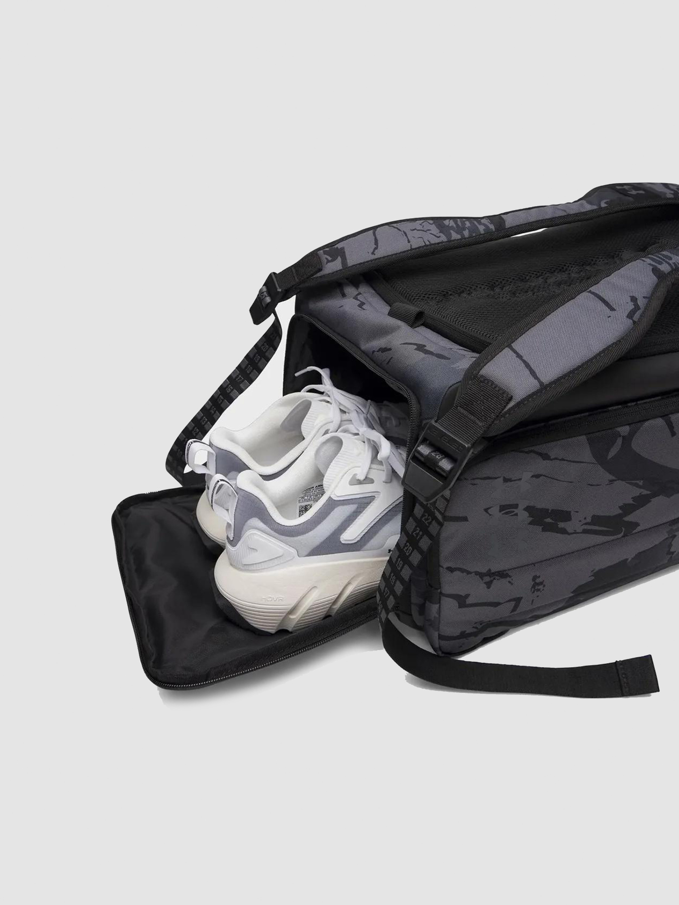 Сумки Under Armour Contain Duo Black модель 1381920-003 Фото