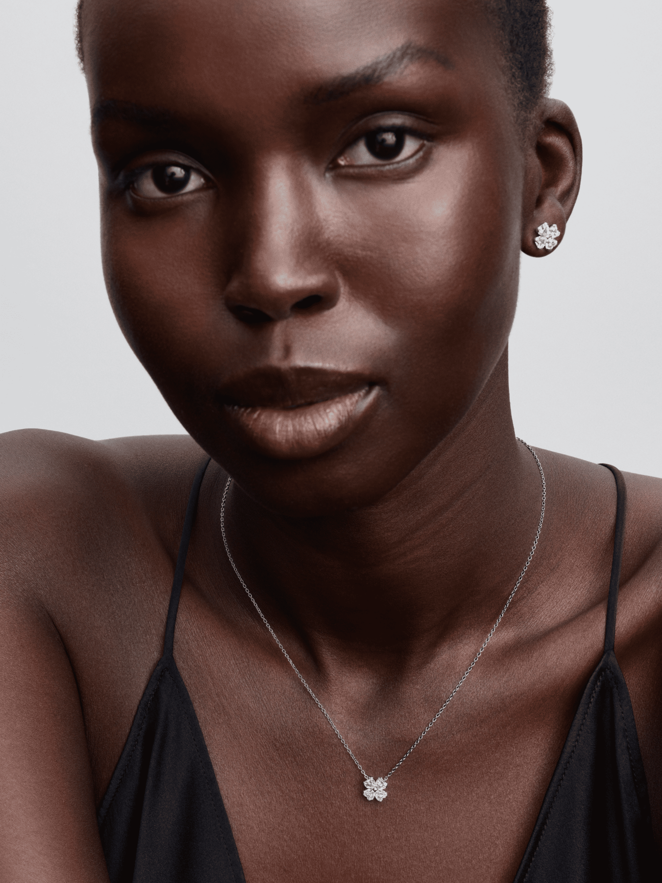 Серьги-гвоздики PANDORA модель 294500C01 Фото