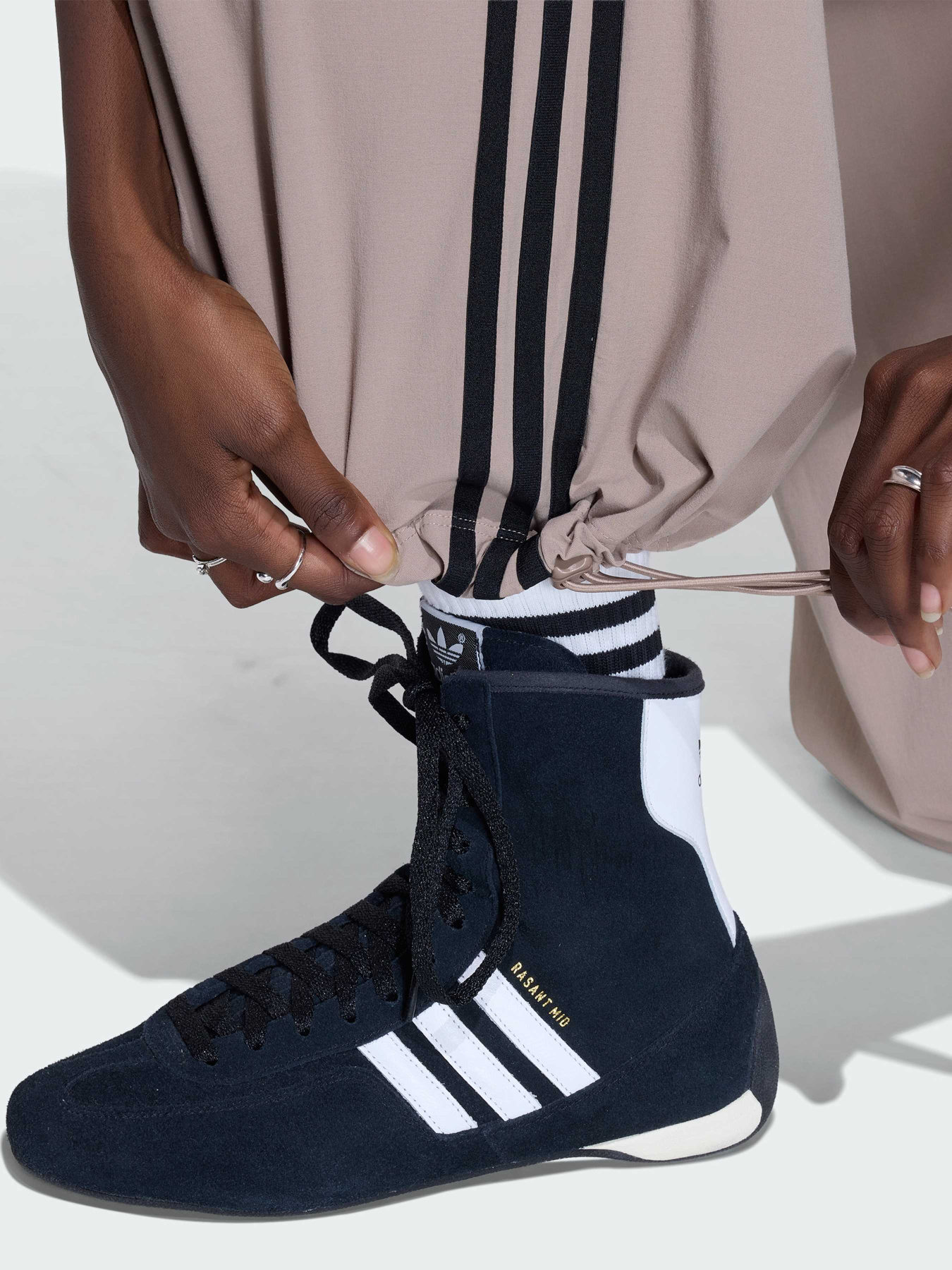 Брюки Adidas Adicolor модель KY5186 Фото