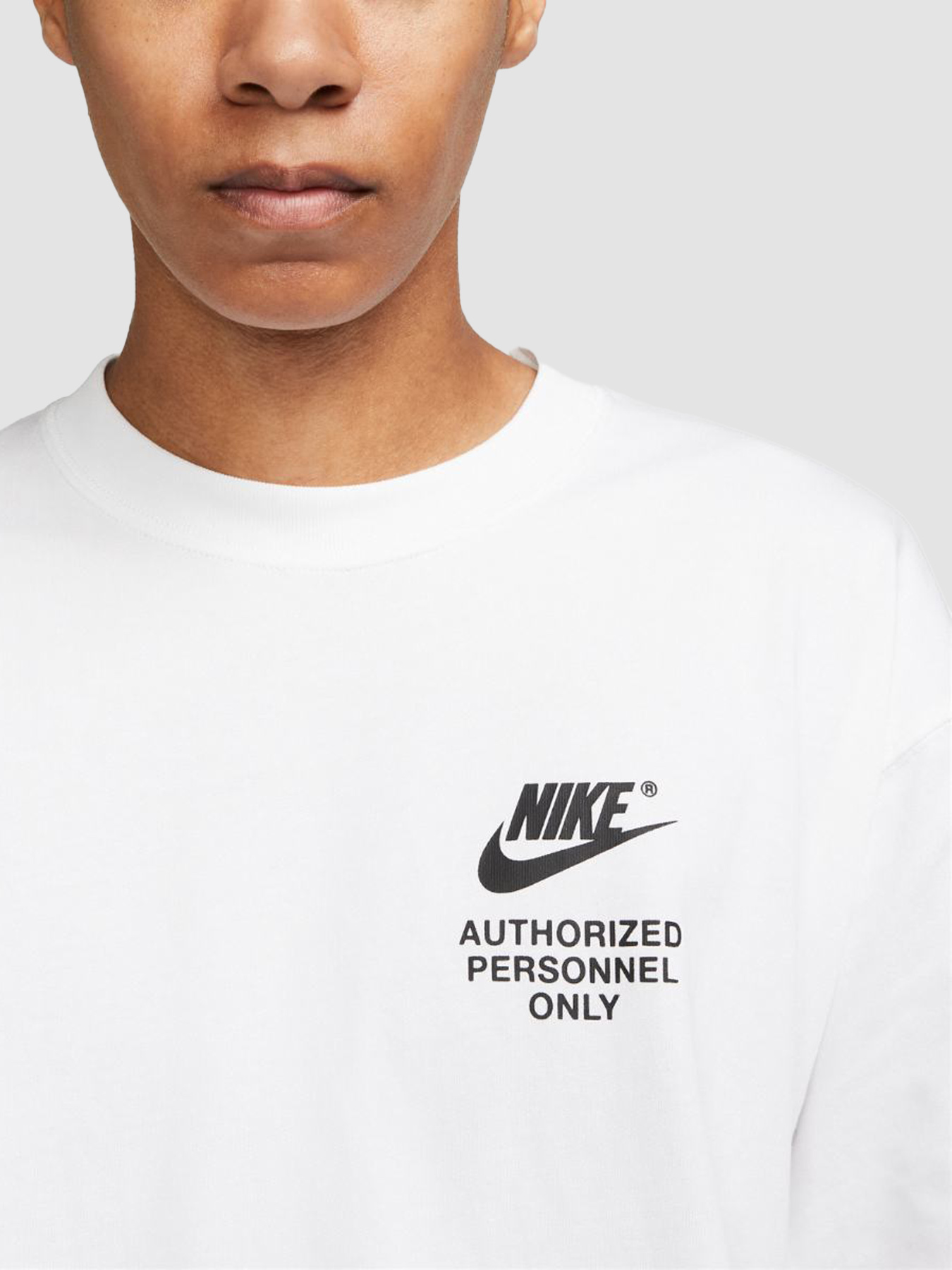 Футболки і поло NIKE Nsw Authrzd Personnel Tee модель DM6427-100 Футболки і поло NIKE Nsw Authrzd Personnel Tee модель DM6427-100 Фото