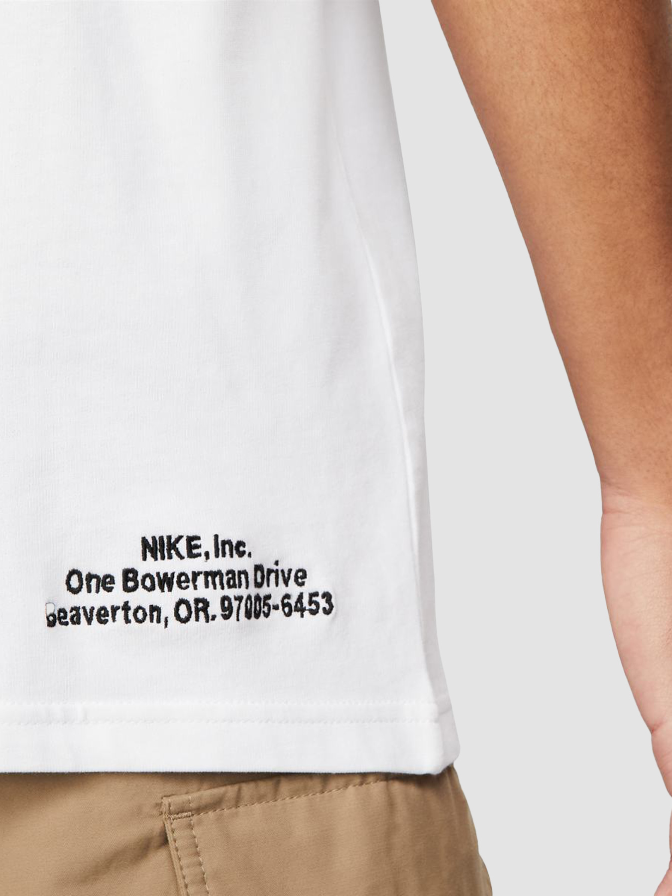 Футболки і поло NIKE Nsw Authrzd Personnel Tee модель DM6427-100 Футболки і поло NIKE Nsw Authrzd Personnel Tee модель DM6427-100 Фото