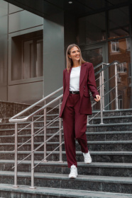 Костюми Костюм женский классический цвета марсала модель Su10011 Фото