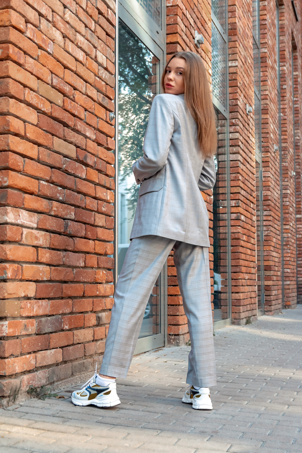 Костюми Костюм женский классический в серую клетку модель Su20021 Фото