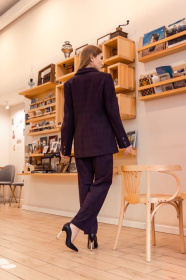 Костюмы Костюм женский классический сливовый в клетку модель Su20041 Фото